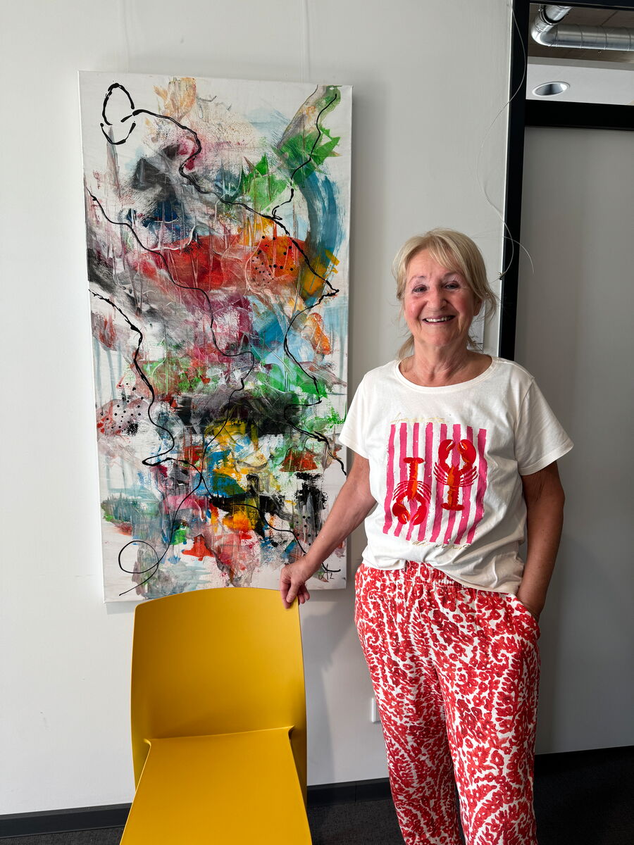 Künsterlin Angelika Zander mit einem ihrer Werke.