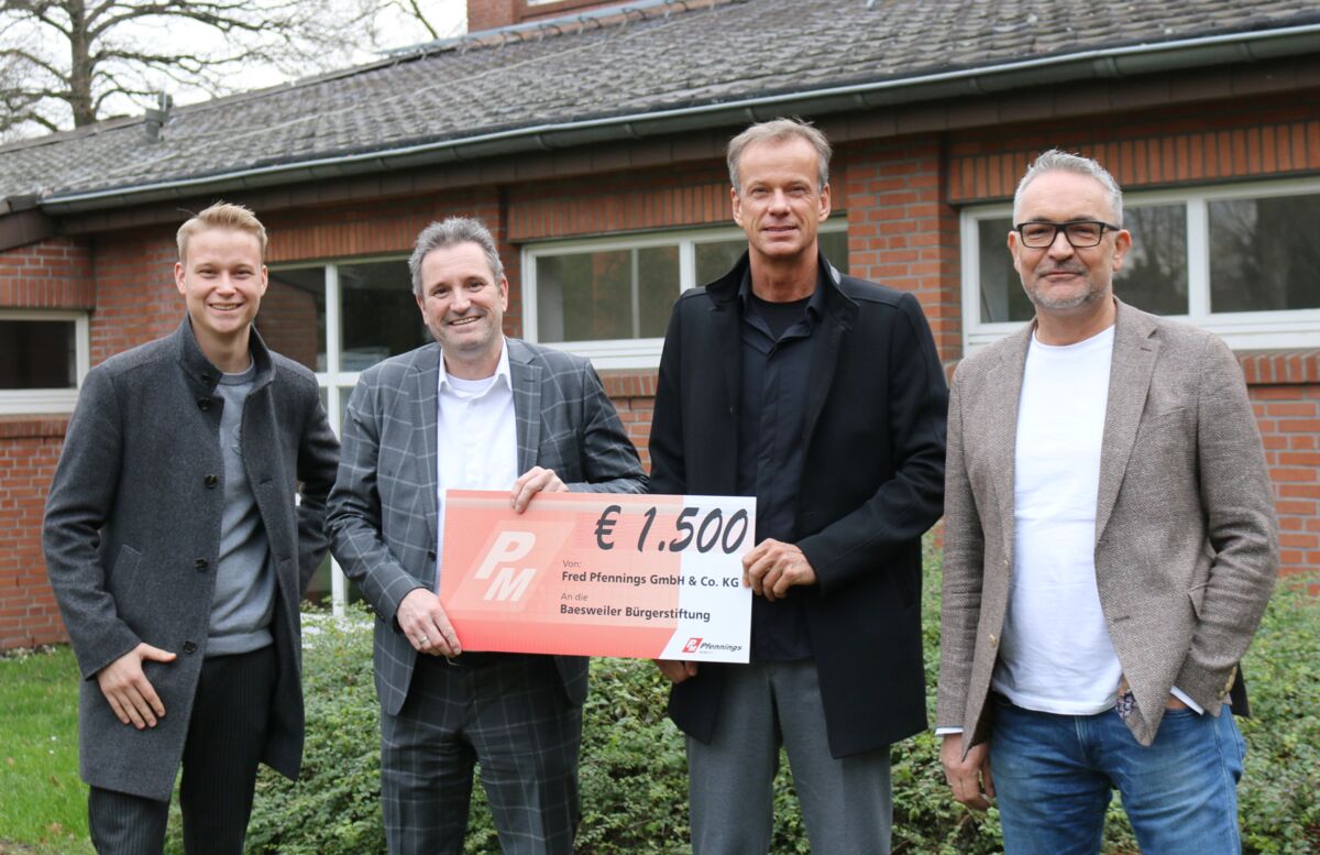 Fred Pfennings und Fred Pfennings jr. überreichten einen Scheck an Pierre Froesch und Thomas Jansen.