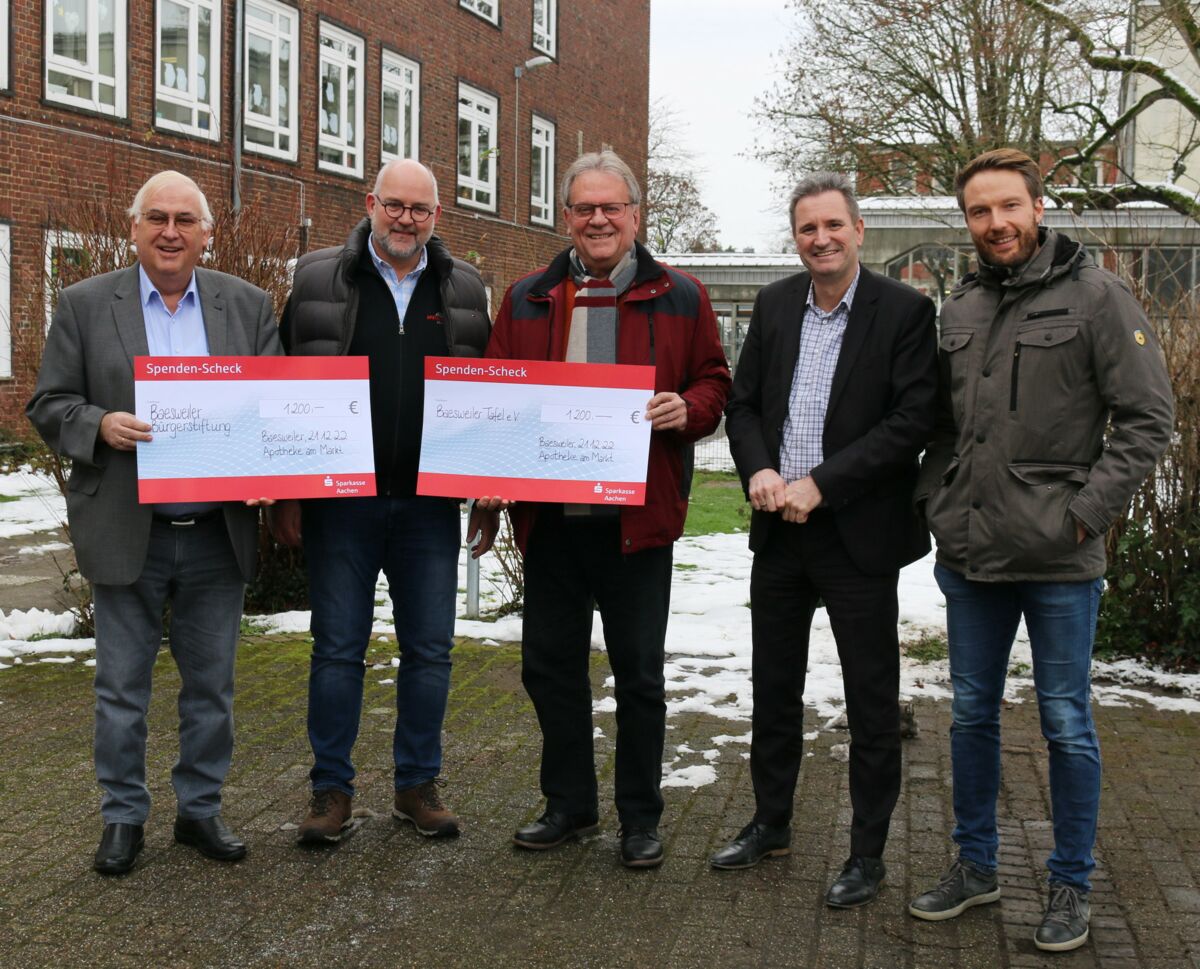 Dirk Phlippen überreicht der Bürgerstiftung und Tafel symbolisch Schecks