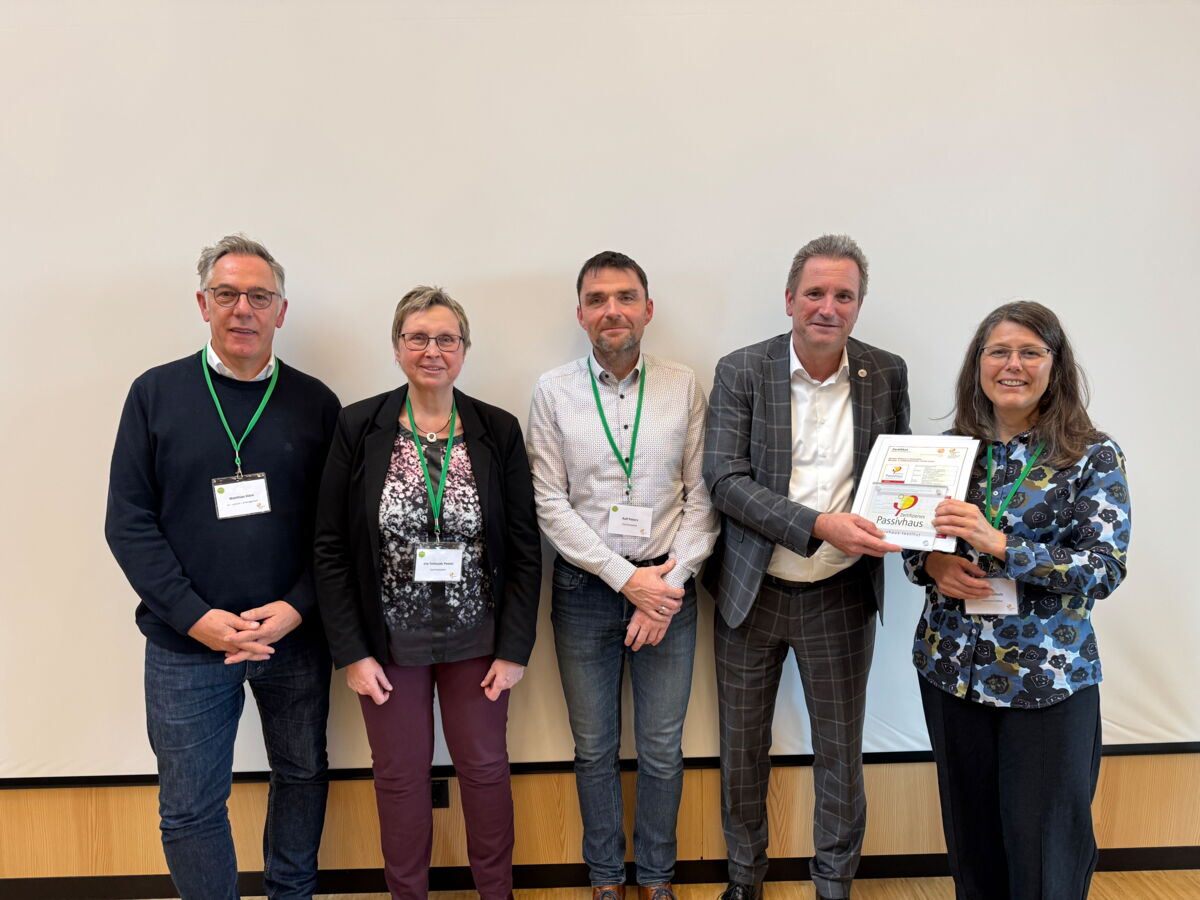 Foto: v.l.: Matthias Düro (architecture + améngement s.a.), Iris Tomczak-Pestel (Technische Dezernentin Stadt Baesweiler), Ralf Peters (Leiter des Amtes für Gebäude- und Grundstücksmanagement), Bürgermeister Pierre Froesch, Tanja Schulz (Passivhausinstitu