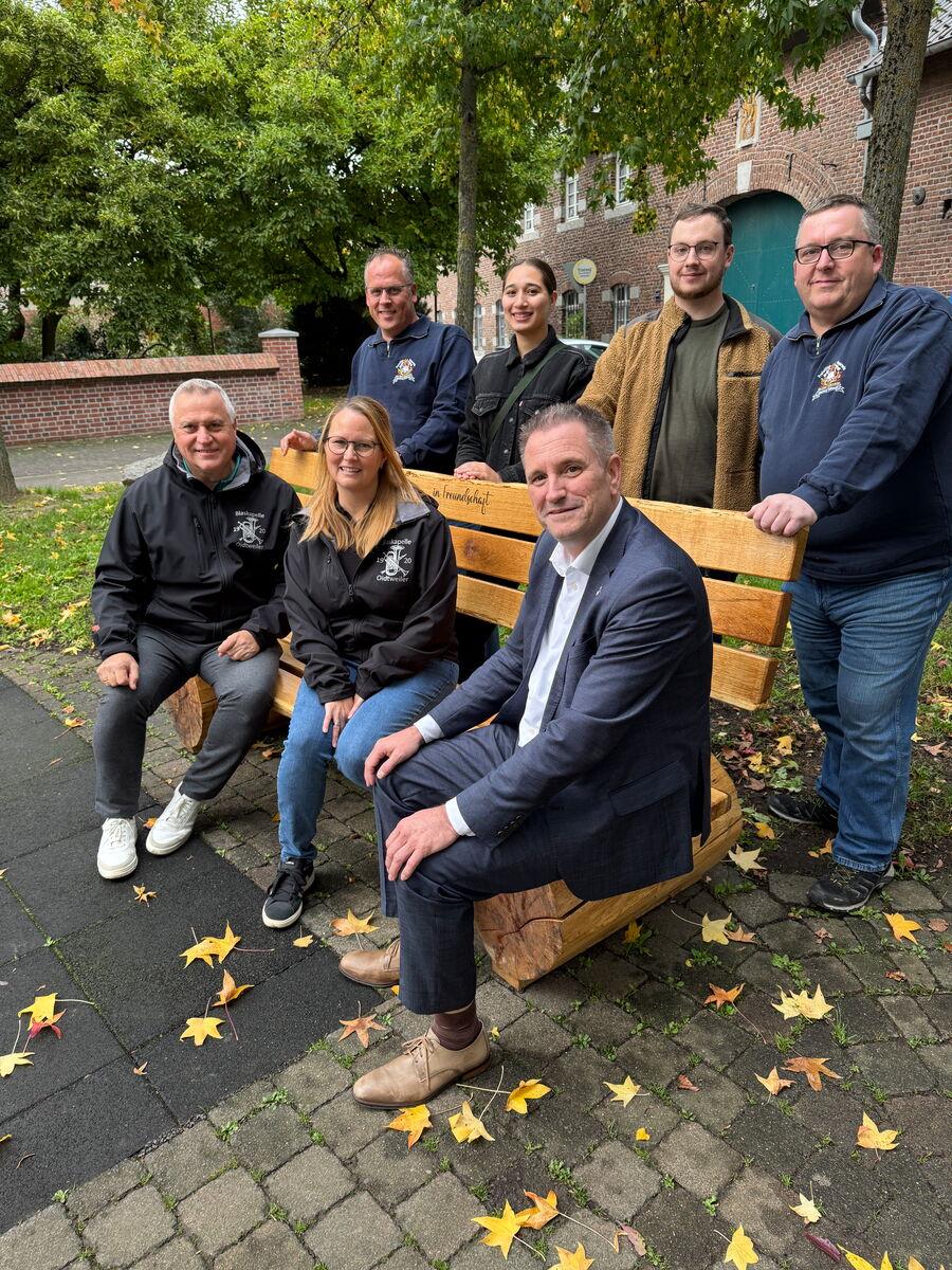 Bankübergabe in Oidtweiler auf dem Dorfplatz