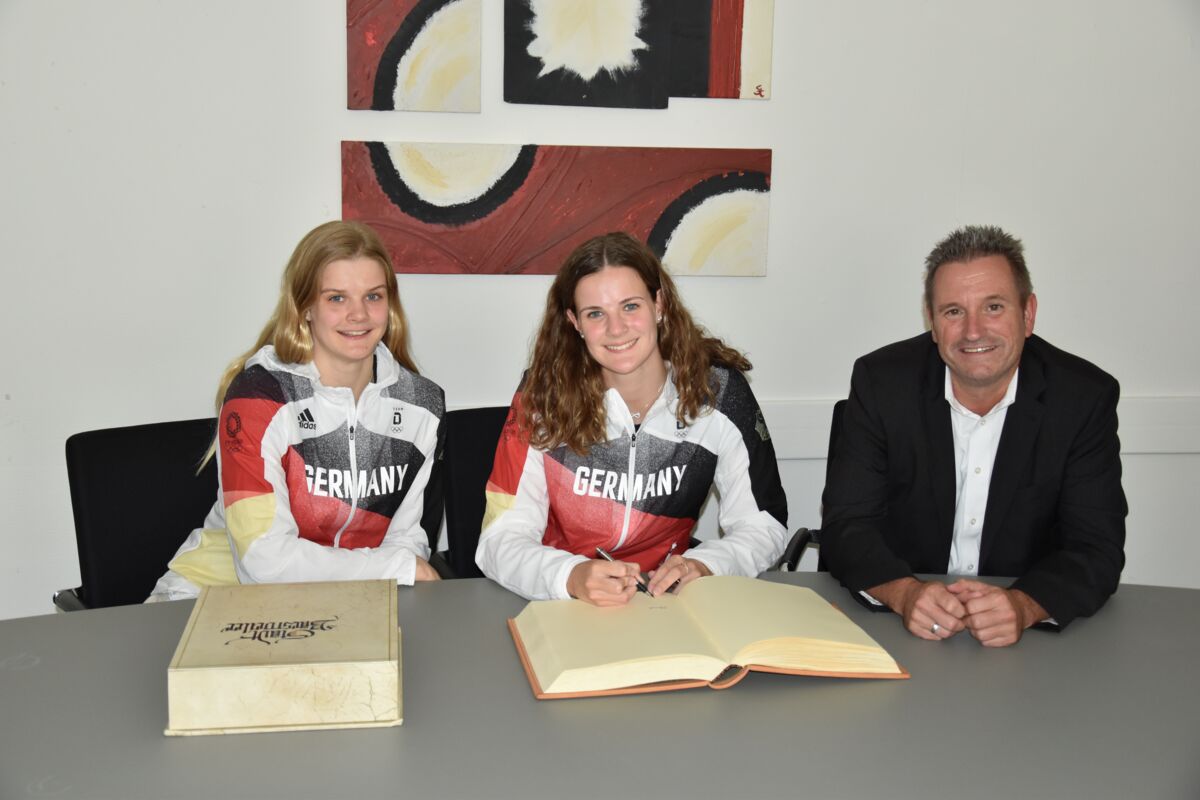 Eintrag in das Goldene Buch Christina und Elena Wassen