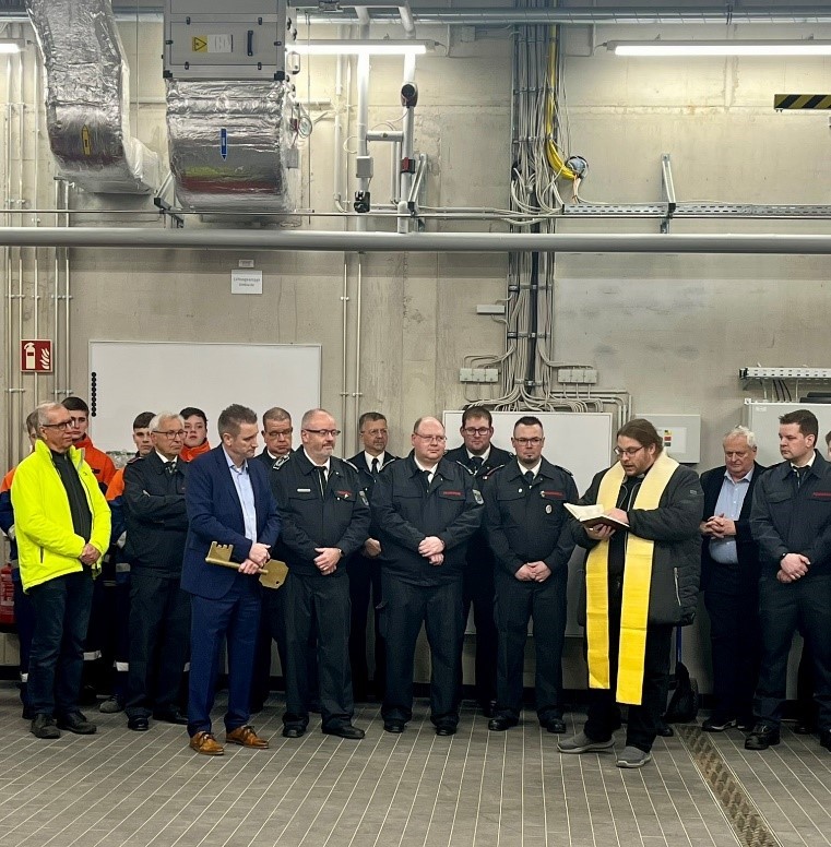 Das Feuerwehrgerätehaus wird von Pfarrer Dr. Rokitta eingesegnet.