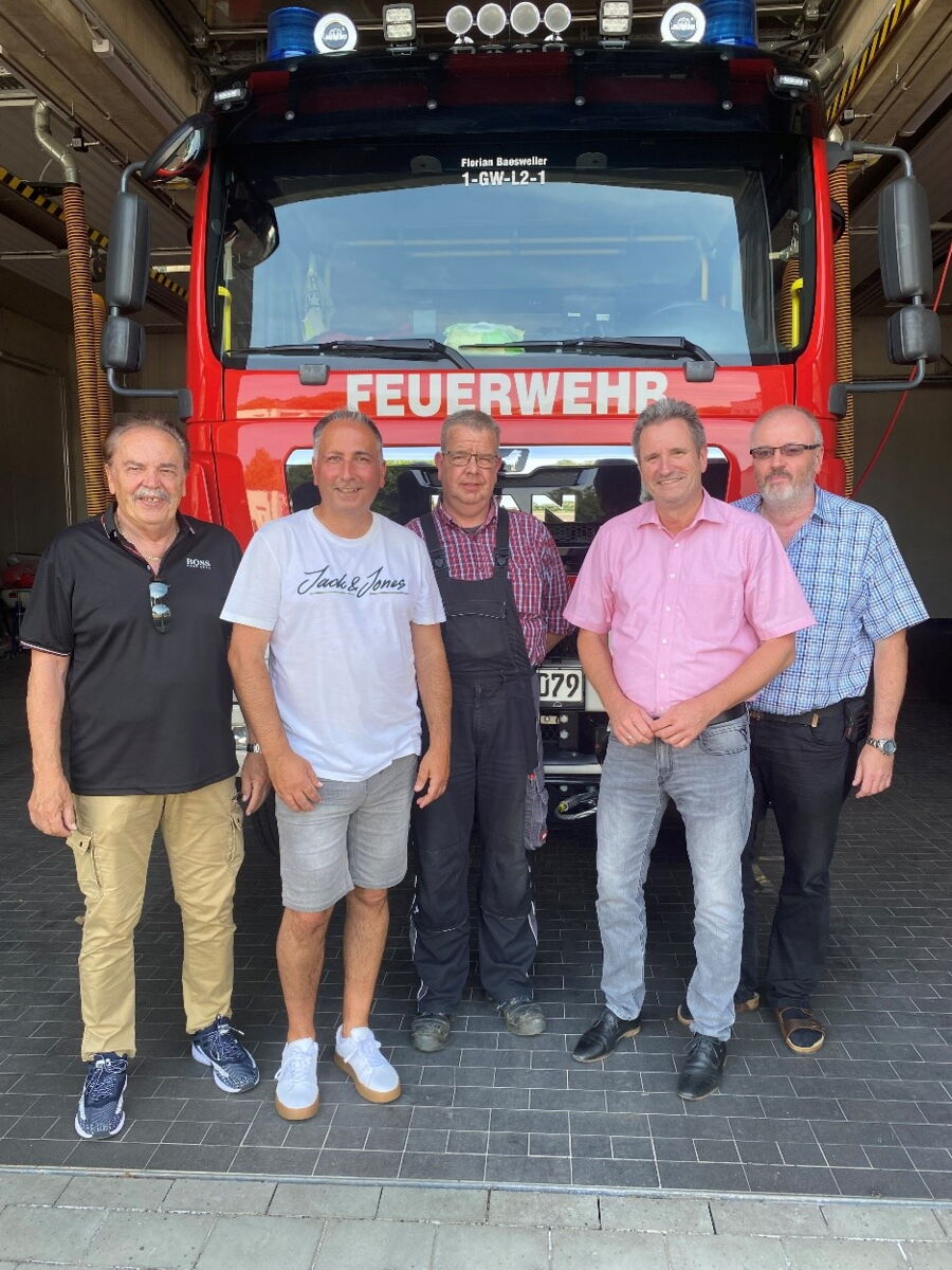 Mitglieder der KG Narrenzunft, Leitung der Feuerwehr und Bürgermeister Pierre Froesch