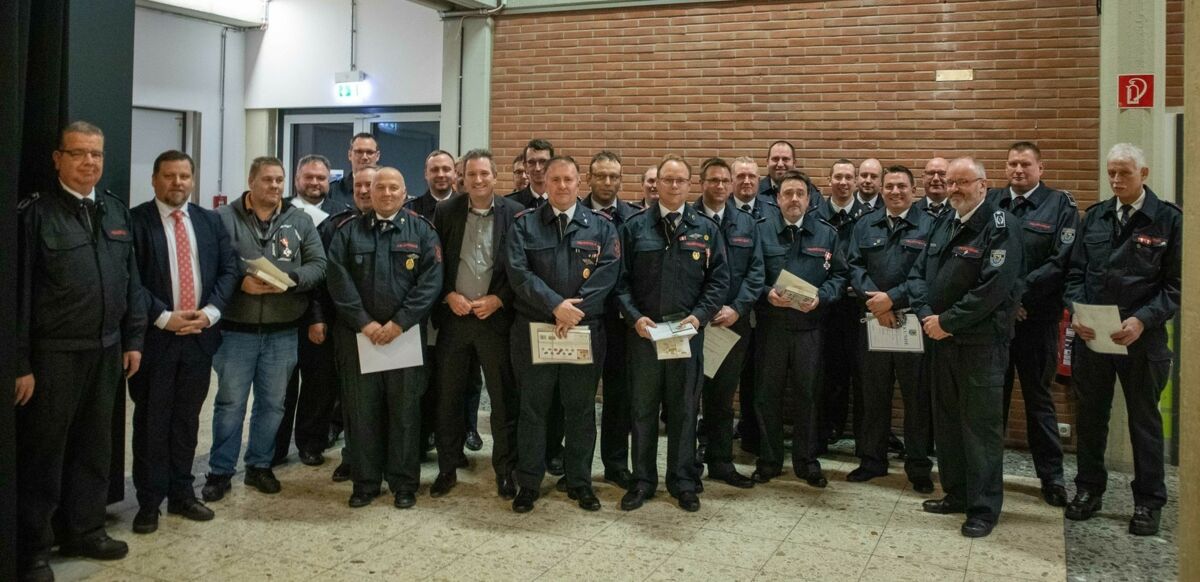 Die geehrten Mitglieder der Freiwilligen Feuerwehr.
