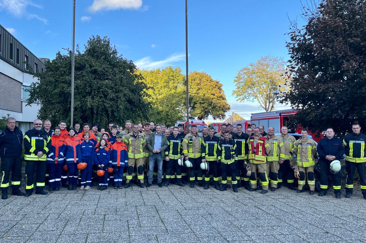 Die Mitglieder der Freiwilligen Feuerwehr Baesweiler mit Bürgermeister Pierre Froesch