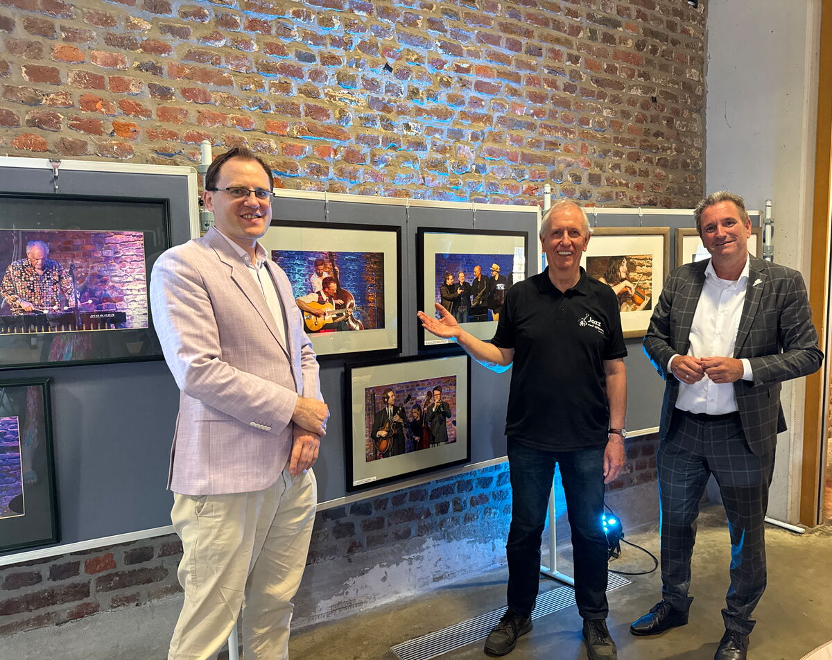v.l. Florian Koltun (Mit-Organisator der Jazzclub-Reihe), Fotografie-Künstler Rolf Beckers, Bürgermeister Pierre Froesch