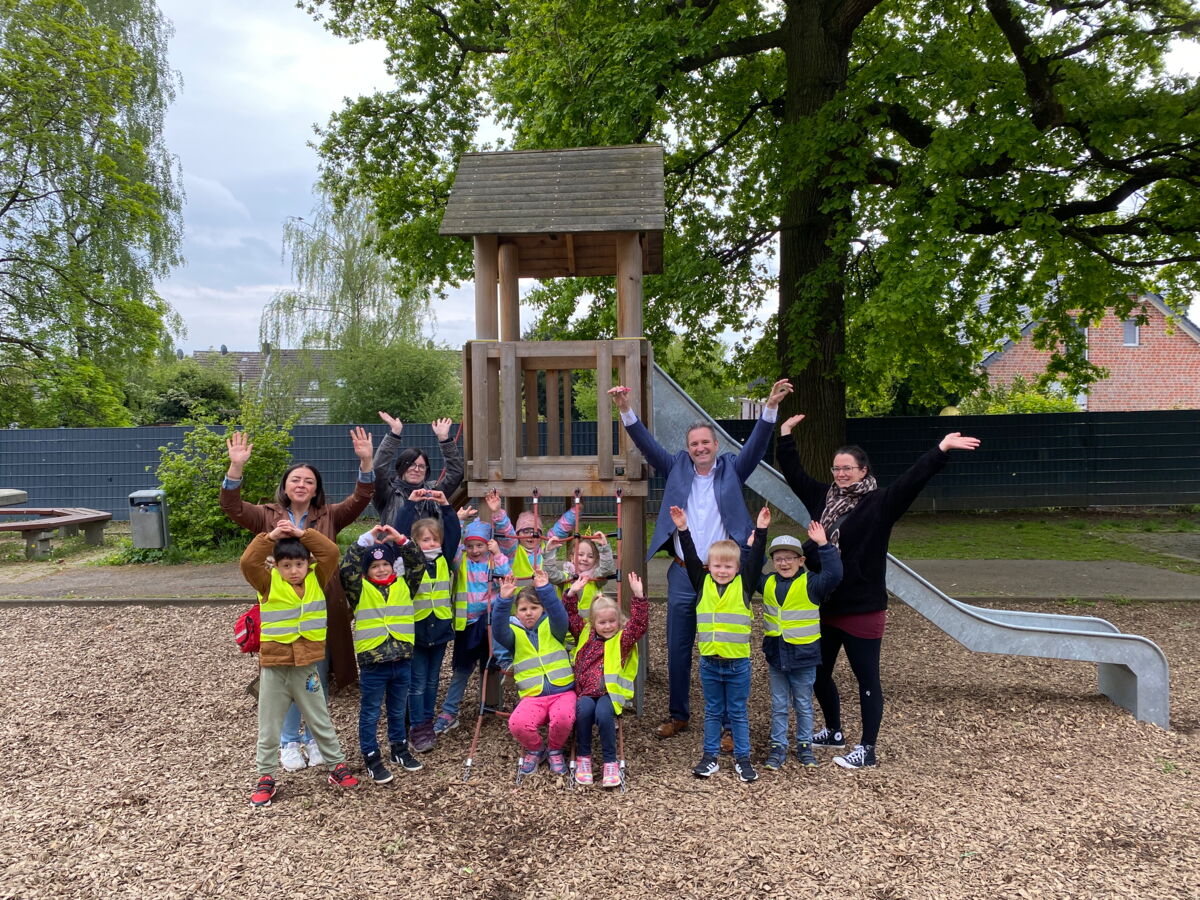 Kinder und Erzieherinnen von der Kita Paradiso mit Bürgermeister Pierre Froesch