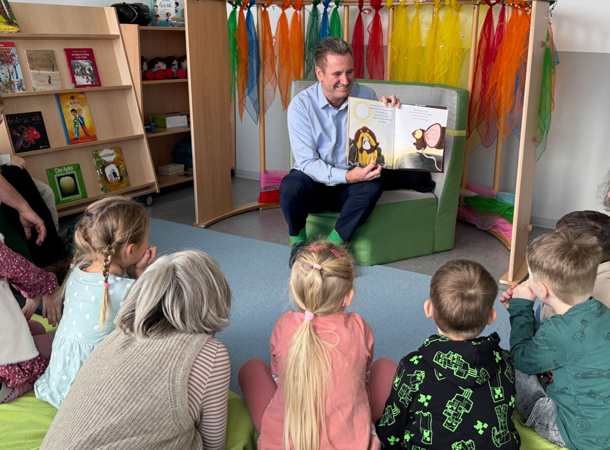 Bürgermeister Pierre Froesch liest aus einem Buch.