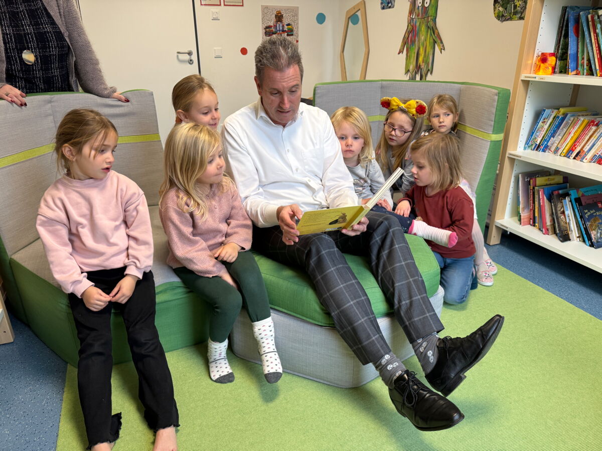 Bürgermeister Pierre Froesch liest in der Kita "Wolke 27".