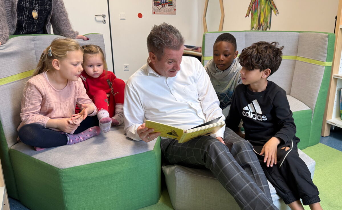 Bürgermeister Pierre Froesch liest in der Kita "Wolke 27".