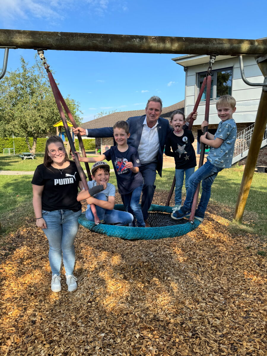 Bürgermeister Pierre Froesch mit Kindern auf dem Außengelände der Kita Panama