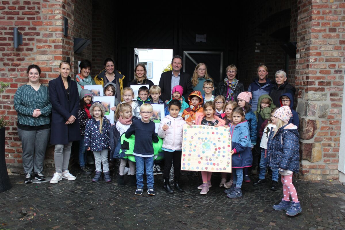 Die Preisträger des Westenergie-Klimaschutzpreises im Burghof der Burg Baesweiler