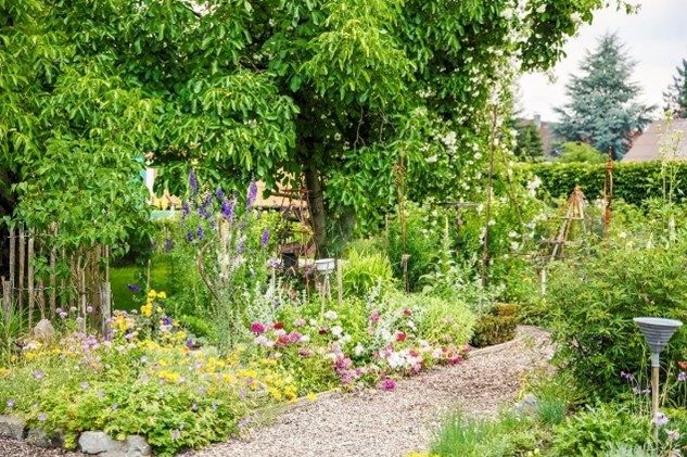 Foto: Beispiel gelungener Artenvielfalt im heimischen Garten.