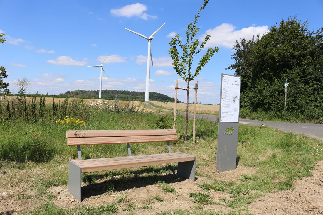 Sitzbank und Informationsstele an der Station Baesweiler des Radrundwegs