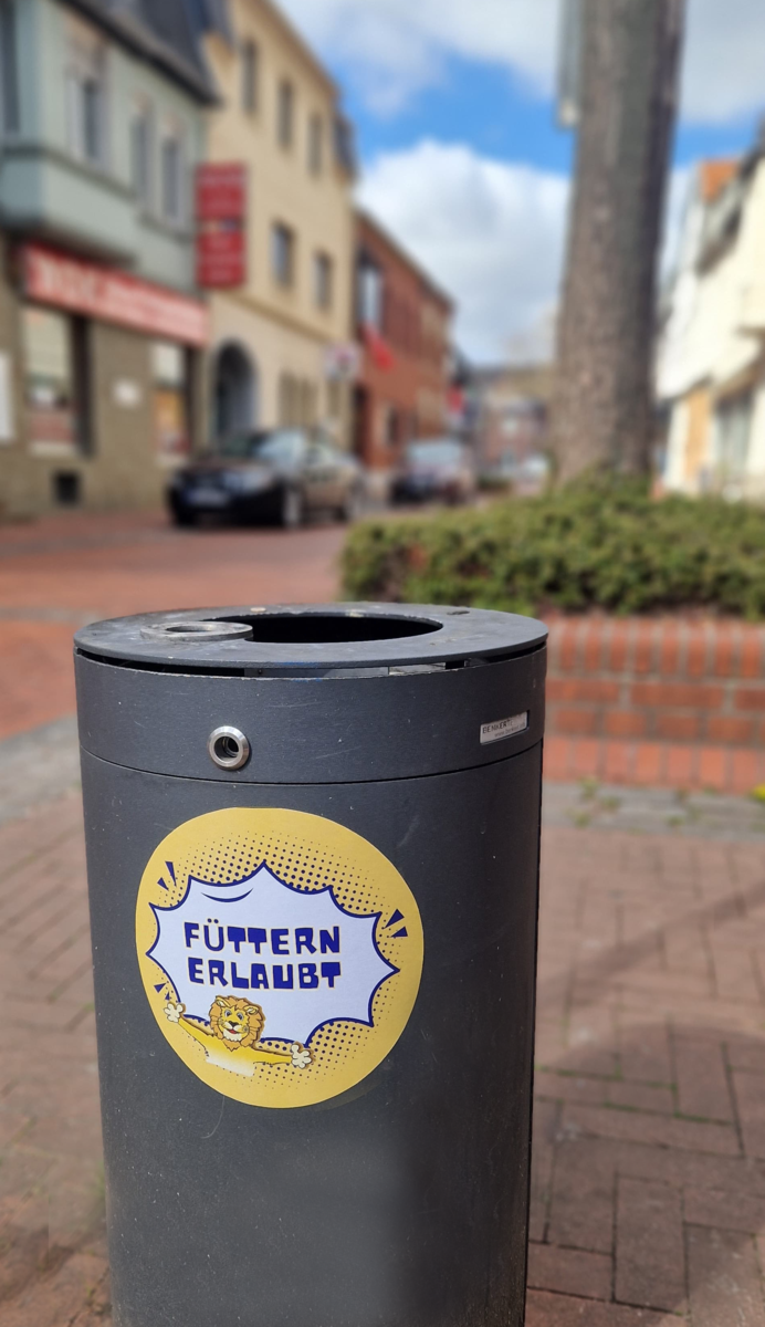 Füttern erlaubt-Aufkleber auf einem Mülleimer