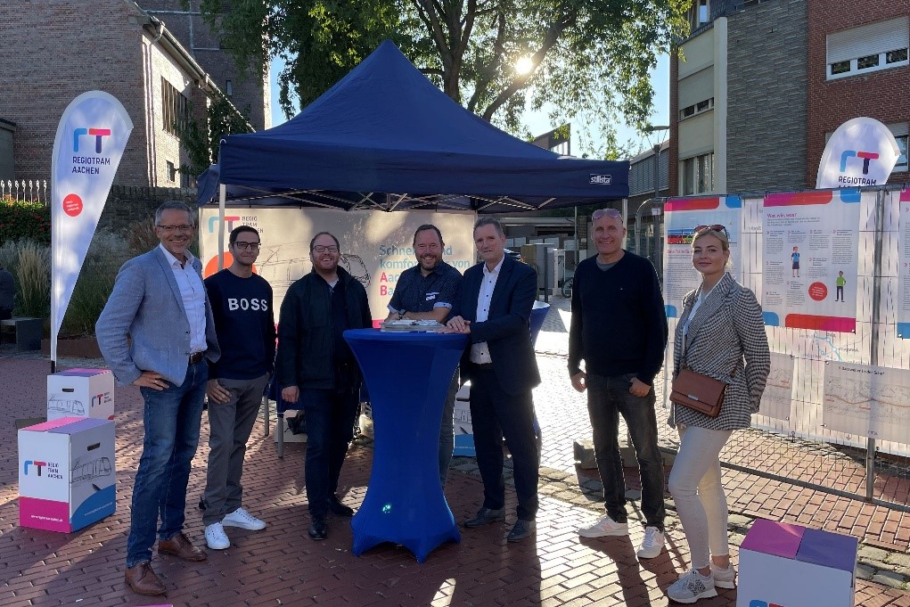 Die Planenden der Regiotram standen den Besucher*innen der Veranstaltung "Herbstfest meets Weinfest" für Fragen zur Verfügung.