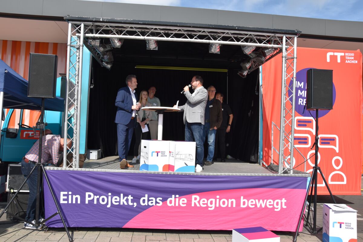 Bürgermeister Pierre Froesch im Gespräch mit Patrick Nowicki von der Pressestelle StädteRegion Aachen