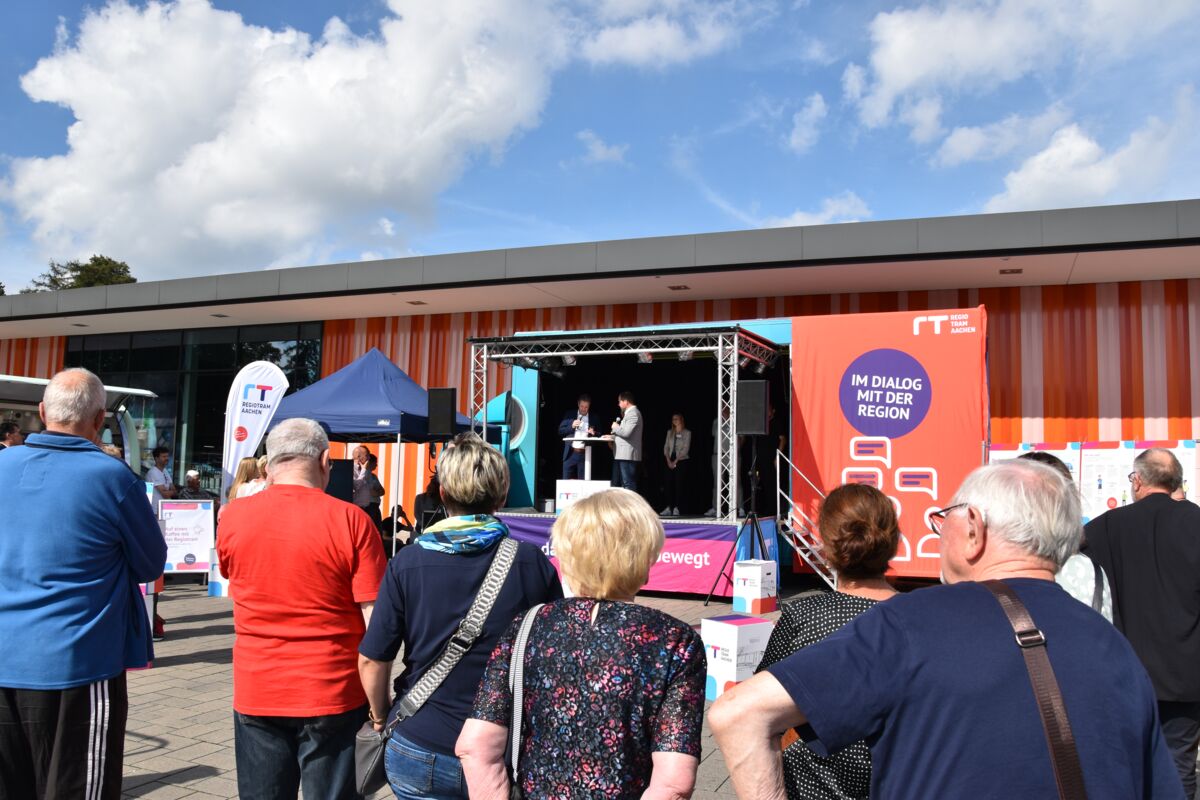 Bürgermeister Pierre Froesch im Gespräch mit Patrick Nowicki von der Pressestelle StädteRegion Aachen