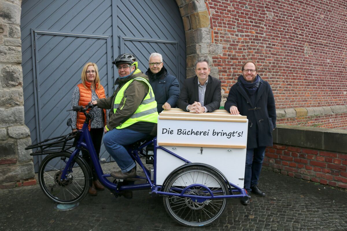 Elke Tetz (Leiterin Stadtbücherei), Michaela Goebels (Mitarbeiterin Stadtbücherei), Wolfgang Ohler (Leiter Kulturamt), Bürgermeister Pierre Froesch, Jan-Felix Schmidt (Leiter Stadtentwicklungsamt) mit dem Book-Bike.