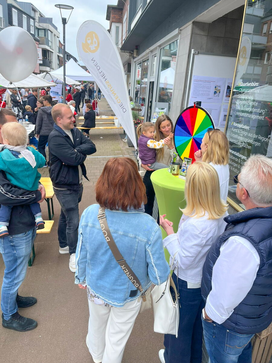 Besucherinnen und Besucher vor der KREATIV