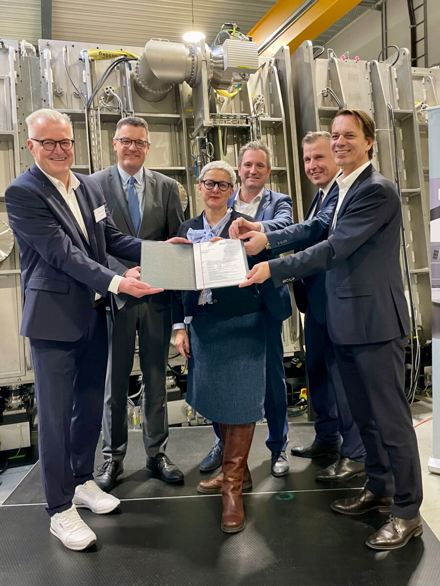 Übergabe Förderbescheid Element 3-5 GmbH