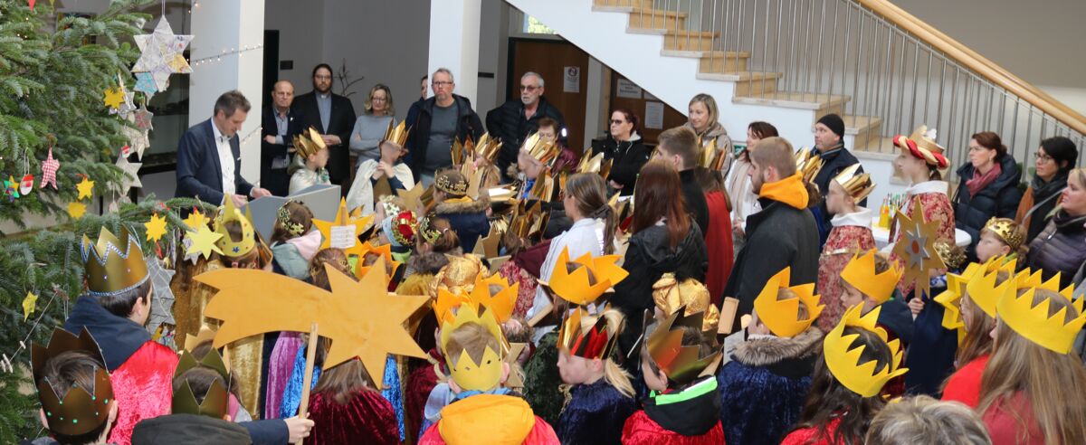 Bürgermeister Pierre Froesch begrüßt die Sternsinger im Rathaus Setterich