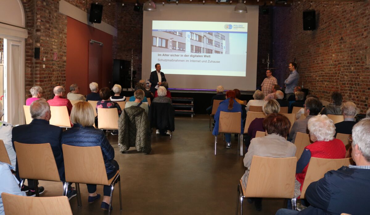 Bürgermeister Pierre Froesch begrüßt die Besucher*innen des Seniorenforums.