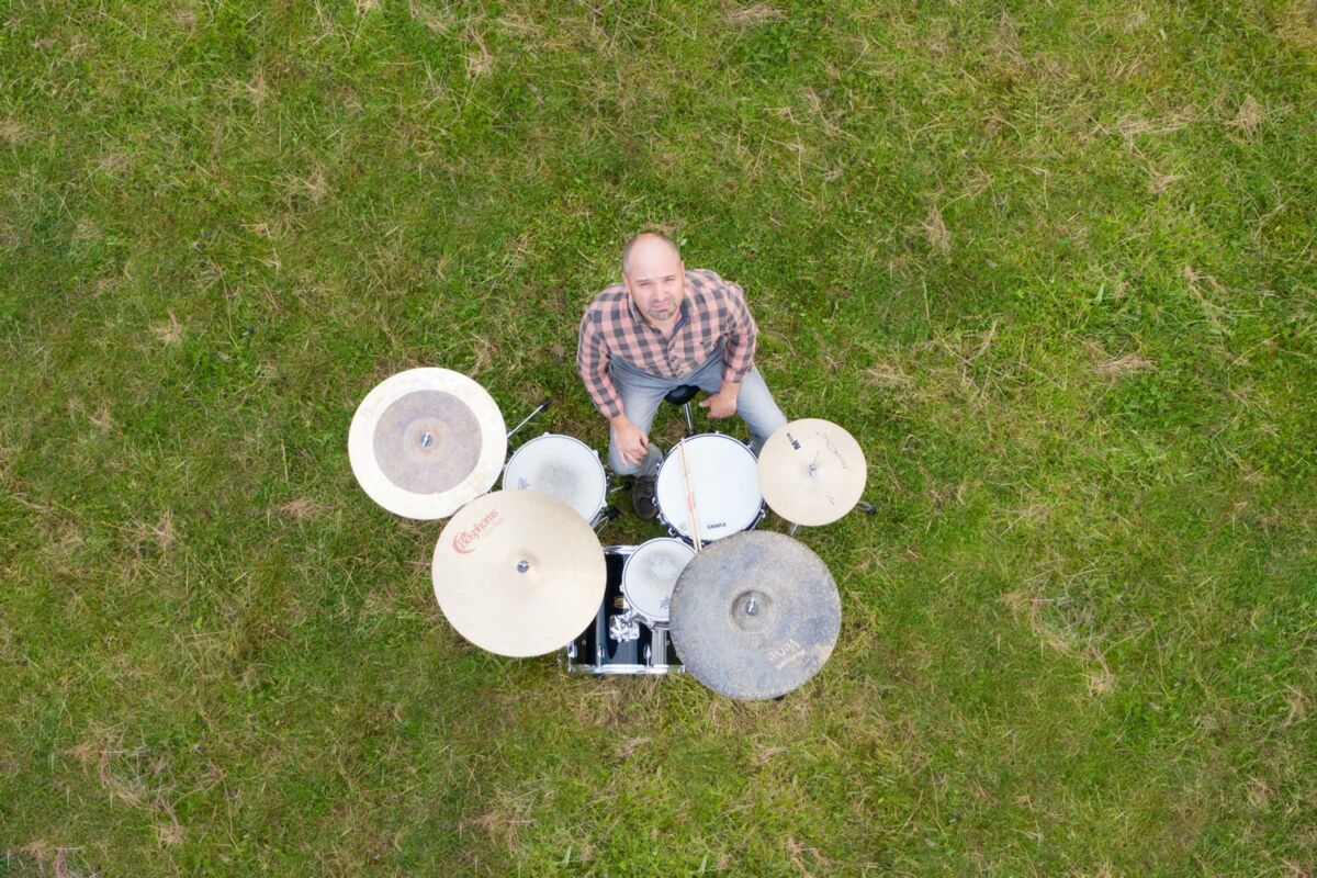 Olivier Chavet am Schlagzeug.