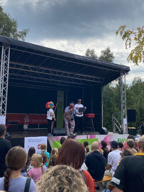 Ein Clown auf der Bühne beim Internationalen Kinderfest