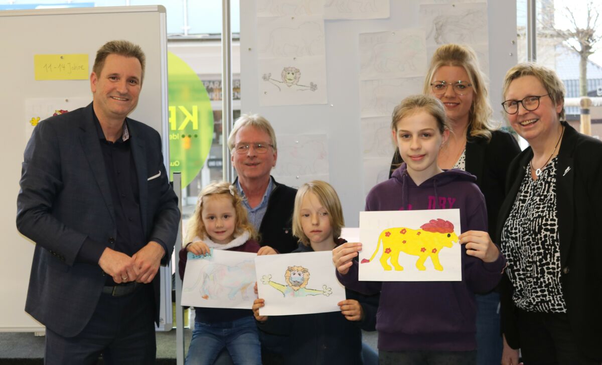 Bürgermeister Pierre Froesch und die Technische Dezernentin Iris Tomczak-Pestel mit den Gewinner*innen des Malwettbewerbs.